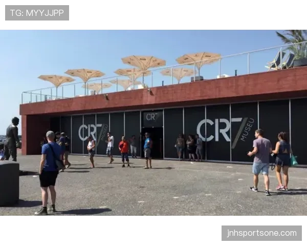 C罗家衣柜像球队博物馆,他的T恤我一个月工资都掏不起 C罗家衣柜像球队博物馆,他的T恤我一个月工资都掏不起