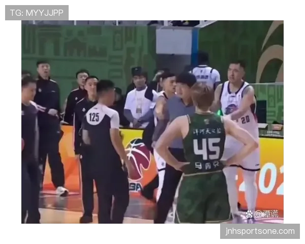 篮球裁判被球碰到时，比赛该如何继续进行和判罚？