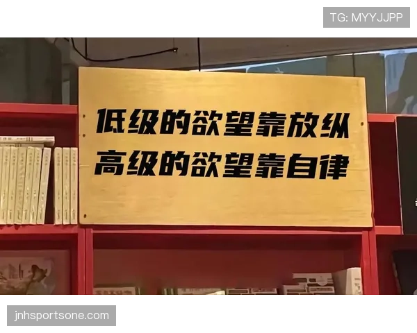翁泓阳训练完直接啃鸡腿，这自律和放纵的切换也太真实了吧